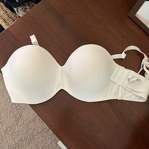Strapless bra, complete with detachable straps